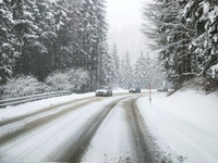 Husté sneženie opäť trápi vodičov na cestách. Problémy sú aj na jednom z hraničných priechodov