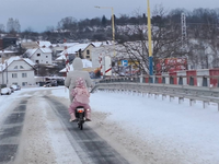 Risk alebo odvaha? Takto sa žena s dieťaťom viezli po zasneženej ceste