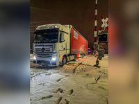 Na zasneženej ceste takmer došlo k tragédii. Rozhodovali minúty.