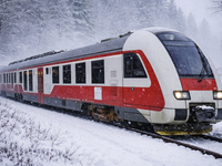 Snehová kalamita stále spôsobuje problémy. Vlaky meškajú alebo nejazdia vôbec, sťažujú sa aj vodiči na cestách