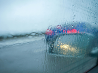 Poľadovica a dážď už komplikujú dopravu. Na cestách pribúdajú nehody