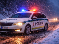 Na sneženie reaguje aj polícia: Vodičov upozorňuje na kritické úseky