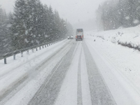 Na niektorých cestách pozor, ide sneženie. Problémy môže sneh spôsobiť už ráno
