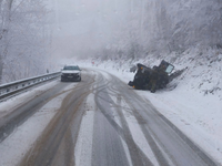 Pozor na cestách. Sneženie paralyzuje horské priechody, kamióny stoja!