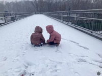 Západ už pokryl sneh a to nie je koniec. Do rána napadnú ďalšie centimetre