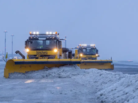 Z viedenského letiska od rána odpratali neuveriteľných 15-tisíc ton snehu
