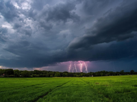 V našej oblasti sa začínajú tvoriť búrky, dnes sa môžu vyskytnúť aj na Slovensku