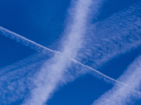„Zasa na nás sypú chemtrails“. Ľudia znovu konšpirujú. Čo je za „čiarami“ na oblohe?