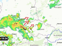 Za hranicami Slovenska máme búrky. Front prináša lejak, trombu aj veľa bleskov